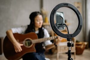 vrouw speelt gitaar